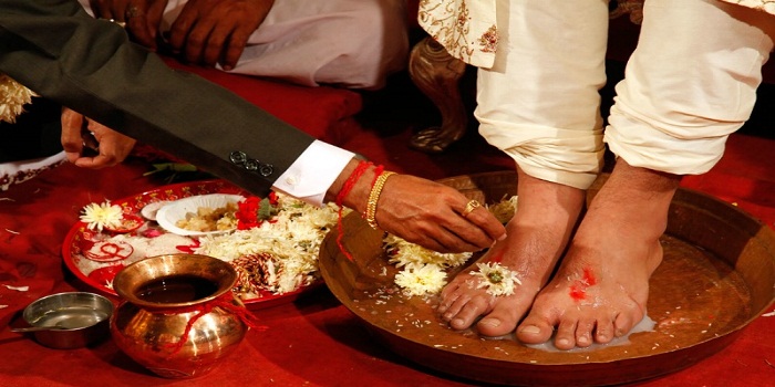 Why do tey wash groom's feet during hindu weddings